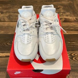 Women’s White Nike Air Hurache size 9.5